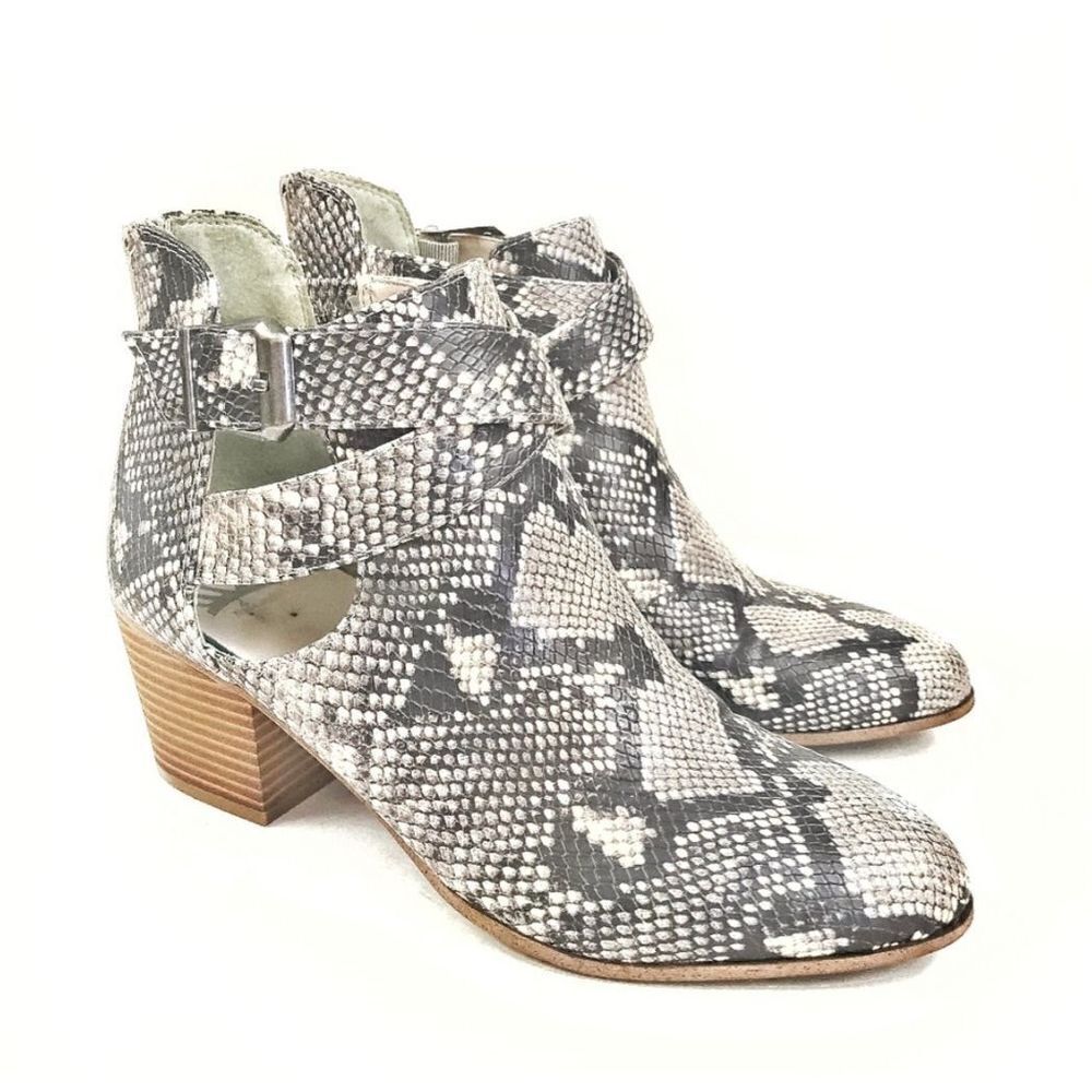 FERGALICIOUS KELSEY ANKLE BOOTS NATURAL SNAKE PRINT SIZE 9.5